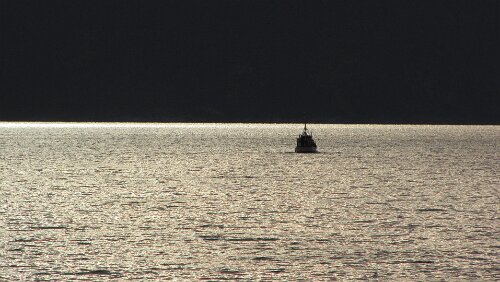 Bognes – Tromsø – Hurtigrute MS Nordkapp Eine kleine Nußschale ist auch unterwegs