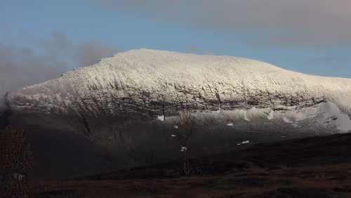Bognes – Tromsø – Hurtigrute MS Nordkapp Schneebedeckte Berge hinter dem Storsteinen