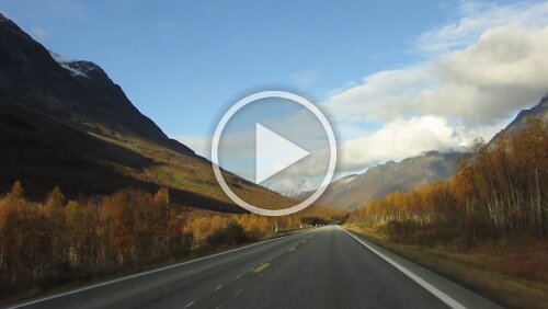 Bognes – Tromsø – Hurtigrute MS Nordkapp Herbstliche Landschaft auf der E6 in Richtung Tromsø