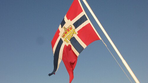 Honningsvåg – Skarsvåg – Nordkapp Die Flagge am Heck der M/S Nordkapp