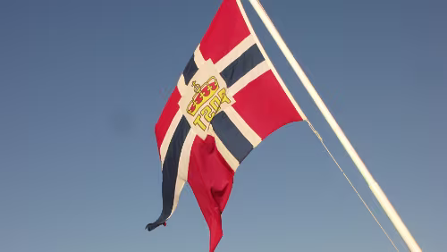 Honningsvåg – Skarsvåg – Nordkapp Die Flagge am Heck der M/S Nordkapp