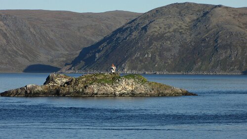 Honningsvåg – Skarsvåg – Nordkapp Leuchtfeuer an der Hafeneinfahrt von Havøysund