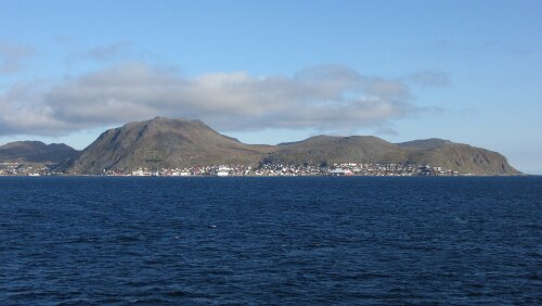 Honningsvåg – Skarsvåg – Nordkapp Erster Blick auf Honningsvåg