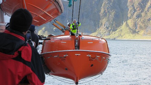 Honningsvåg – Skarsvåg – Nordkapp Bei einer Übung an Bord der M/S Nordkapp wird ein Beiboot zu Wasser gelassen