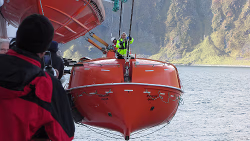 Honningsvåg – Skarsvåg – Nordkapp Bei einer Übung an Bord der M/S Nordkapp wird ein Beiboot zu Wasser gelassen