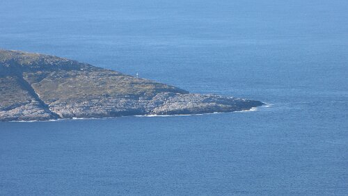 Honningsvåg – Skarsvåg – Nordkapp … Er ist allerdings weniger spektakulär als das Nordkap, weil er im Gegensatz zu diesem nur flach zum Meer hinausragt.