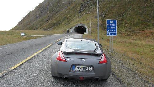 Skarsvåg – Vadsø Der Nordkapptunnelen ist 6.870 m lang und führt auf 212 m unter dem Meeresspiegel bei bis zu 10% Gefälle/Steigung