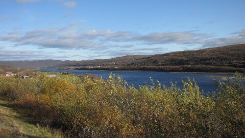 Skarsvåg – Vadsø Der Karasjohka (nordsamisch Kárášjohka; norwegisch Karasjokka; finnisch Kaarasjoki) ist ein Fluss in der Finnmark in Nord-Norwegen.