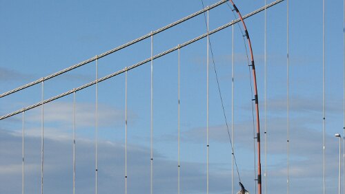 Skarsvåg – Vadsø Eine ziemlich große Angel, im Hintergrund die Tana bru. Diese hat aber leider eine traurige Geschichte: „Tana – Verdens største fiskestang – Fiskestangen ved...