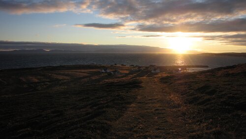 Skarsvåg – Vadsø Die Sonne versinkt langsam am Horizont