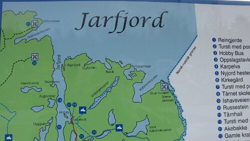 Vadsø – Kirkenes – Grense Jakobselv – Rovaniemi Hinweistafel zum Gebiet an der russichen Grenze bei Grense Jakobselv (deutsch: Grenze Jakobsfluss)