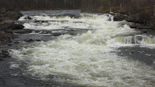 Vadsø – Kirkenes – Grense Jakobselv – Rovaniemi Der Wasserfall Skoltefossen in der Nähe von Neiden unweit der Grenze zu Finnland