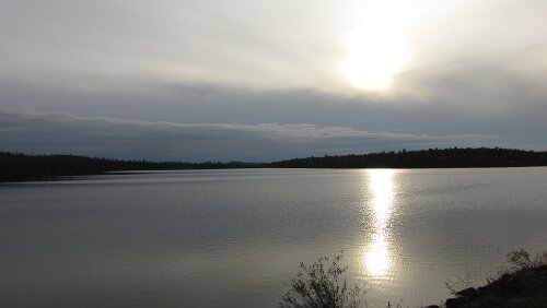 Vadsø – Kirkenes – Grense Jakobselv – Rovaniemi Das ist nicht der Inarisee sondern einer der tausend anderen Seen in Finnland