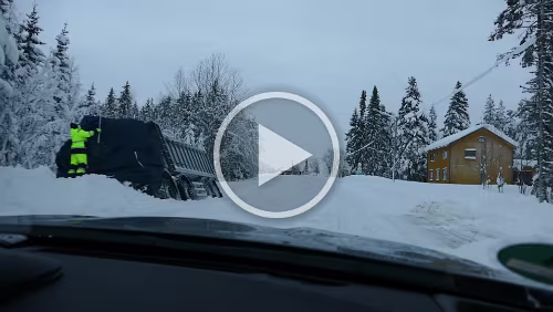 Östersund – Koskullskulle Ein LKW ist in den Graben gestürzt