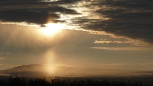 Koskullskulle – Tromsø Ganz eigenartige Lichtspiele sind zu sehen, fantastisch. Es handelt sich um eine Nebensonne.