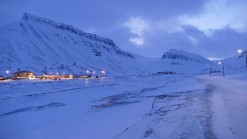 Longyearbyen Die Schwimmhalle links und die Schulgebäude, im Hintergrund Nybyen und rechts das Huset