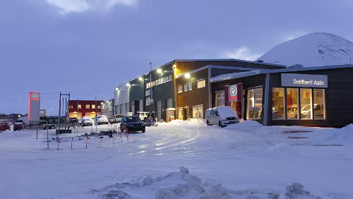 Longyearbyen Ein Autohändler auf Svalbard, krass. Aber sicherlich kann man auch Kühlschränke auf Grönland kaufen, also, warum nicht 😎