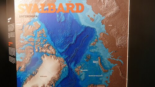 Longyearbyen Svalbard mal nicht aus der Sicht von Europa aus, sondern vom Nordpol aus gesehen. Interessante Ansicht.