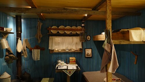 Longyearbyen Das war dann schon eine Delux-Unterkunft. In der Anfangszeit des Kohleabbaus lebten die Mineure teilweise mit 40 Leuten in einem Saal.