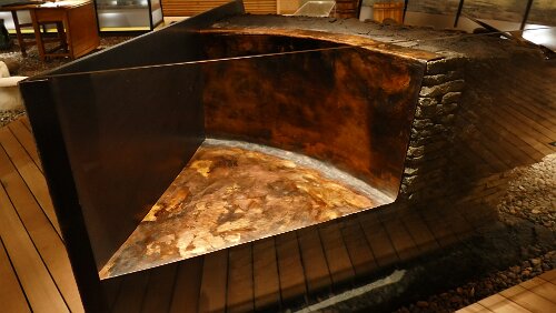 Longyearbyen Querschnitt durch einen Kupferkessel in dem Walöl gekocht wurde