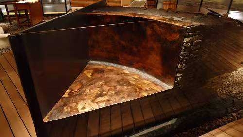 Longyearbyen Querschnitt durch einen Kupferkessel in dem Walöl gekocht wurde