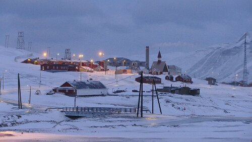 Longyearbyen Die Lage Skjæringa mit Kindergarten, Telefonverwaltung, Polizei, Sysselmannskontor und Energiverket (Schornstein)