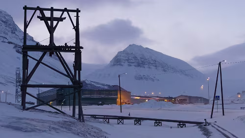 Longyearbyen Über diese Gestelle liefen früher die Loren aus den Gruben zur Zentrale