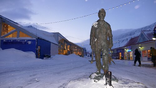 Longyearbyen Gruvearbeidermonumentet, mellom Lompensenteret og Svalbardbuttiken