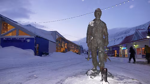 Longyearbyen Gruvearbeidermonumentet, mellom Lompensenteret og Svalbardbuttiken