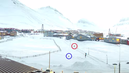 Longyearbyen In der roten Markierung das müsste ich sein, beim Fotografieren des Rentiers im blauen Kreis. Die zwei anderen Personen waren kurze Zeit vor mir den Hang...