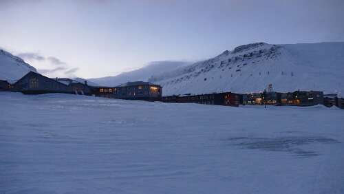 Longyearbyen Links das Radisson Blue Hotel. Im Gebäude ganz links fanden die Konzerte an den ersten beiden Abenden statt