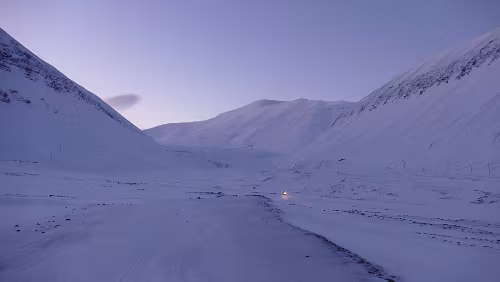 Longyearbyen – Tromsø Ein Scooter kommt vom Longyearbreen