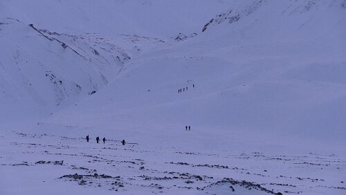 Longyearbyen – Tromsø Ein paar Tourenskifahrer brechen in Richtung Larsbreen auf