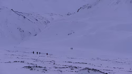 Longyearbyen – Tromsø Ein paar Tourenskifahrer brechen in Richtung Larsbreen auf