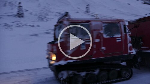 Longyearbyen – Tromsø Ein Kettenfahrzeug kommt aus Richtung Nybyen
