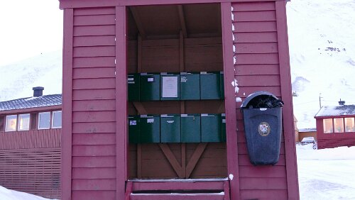 Longyearbyen – Tromsø Die Briefkästen sind in einem Häuschen untergebracht