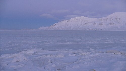 Longyearbyen – Tromsø Keine Ahnung welche Eisstufe das ist. Es gibt: Fast Ice, very close drift ice, close drift ice, open drift ice, very open drift ice und open water. Vermutlich...