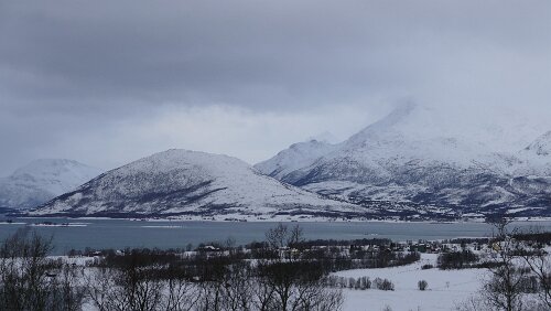 Tromsø – Svolvær Genau auf dem Parkplatz hatte ich bei meiner ersten Norgetour 2004 einen genialen Sonnenaufgang mit den Bergen im Hintergrund aufgenommen