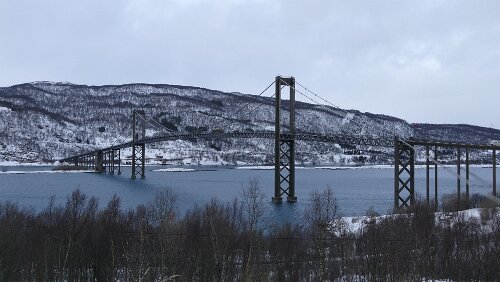 Tromsø – Svolvær Die Tjeldsundbrua verbindet Hinnøya mit dem Festland. Die E10, die hier auch Kong Olav Vs veg genannt wird, führt über die Brücke.
