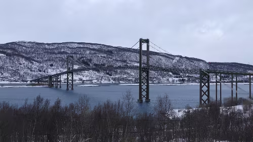 Tromsø – Svolvær Die Tjeldsundbrua verbindet Hinnøya mit dem Festland. Die E10, die hier auch Kong Olav Vs veg genannt wird, führt über die Brücke.