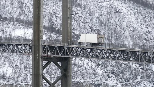 Tromsø – Svolvær Die Tjeldsundbrua verbindet Hinnøya mit dem Festland. Die E10, die hier auch Kong Olav Vs veg genannt wird, führt über die Brücke.