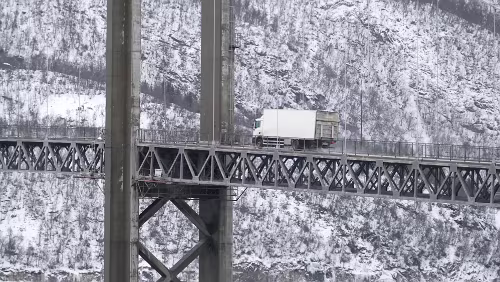 Tromsø – Svolvær Die Tjeldsundbrua verbindet Hinnøya mit dem Festland. Die E10, die hier auch Kong Olav Vs veg genannt wird, führt über die Brücke.
