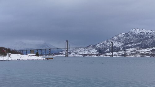 Tromsø – Svolvær Die Tjeldsundbrua verbindet Hinnøya mit dem Festland. Die E10, die hier auch Kong Olav Vs veg genannt wird, führt über die Brücke.