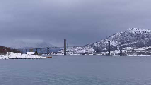 Tromsø – Svolvær Die Tjeldsundbrua verbindet Hinnøya mit dem Festland. Die E10, die hier auch Kong Olav Vs veg genannt wird, führt über die Brücke.