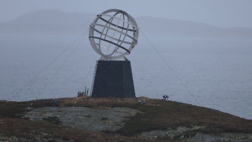 Svolvær – Trondheim Auf der Insel Hestmannøy steht das Polarkreisdenkmal, 66°33'