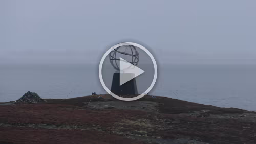 Svolvær – Trondheim Auf der Insel Hestmannøy steht das Polarkreisdenkmal, 66°33'