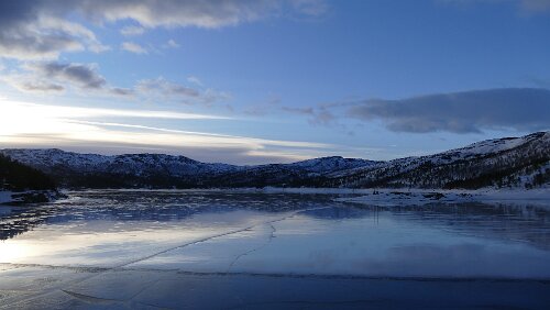 Trondheim – Kristiansund Wie man sieht ist es recht warm, es schwimmt Wasser auf dem zugefrorenen See