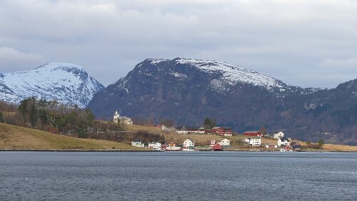 Trondheim – Kristiansund Ein typisches Ensemble eines kleinen Weilers, mit einer erstaunlich großen Kirche