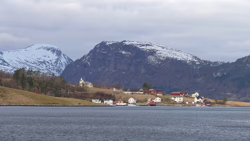 Trondheim – Kristiansund Ein typisches Ensemble eines kleinen Weilers, mit einer erstaunlich großen Kirche