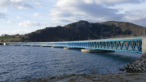 Trondheim – Kristiansund Bergsøysundbrua (deutsch „Bergsöysund-Brücke“) ist eine Schwimmbrücke bei Kristiansund. Das Bauwerk hat eine Gesamtstützweite von 845 m. Die Brücke ist für...